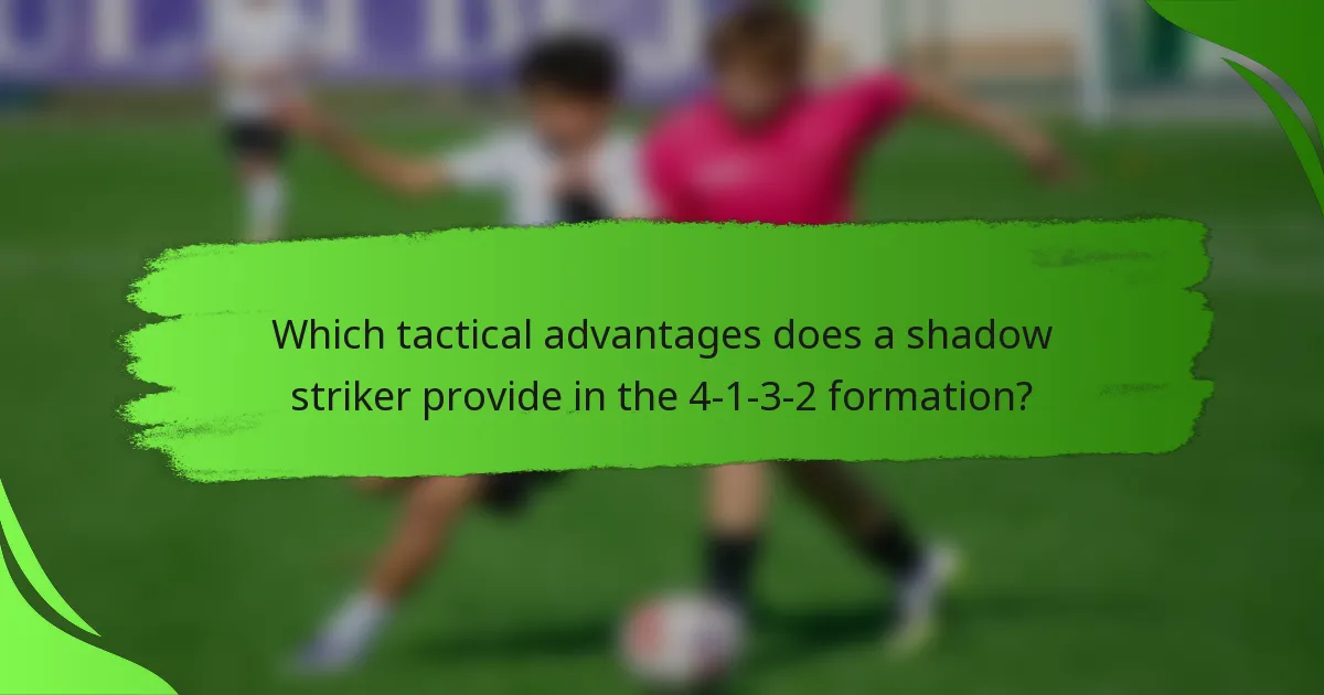 Which tactical advantages does a shadow striker provide in the 4-1-3-2 formation?